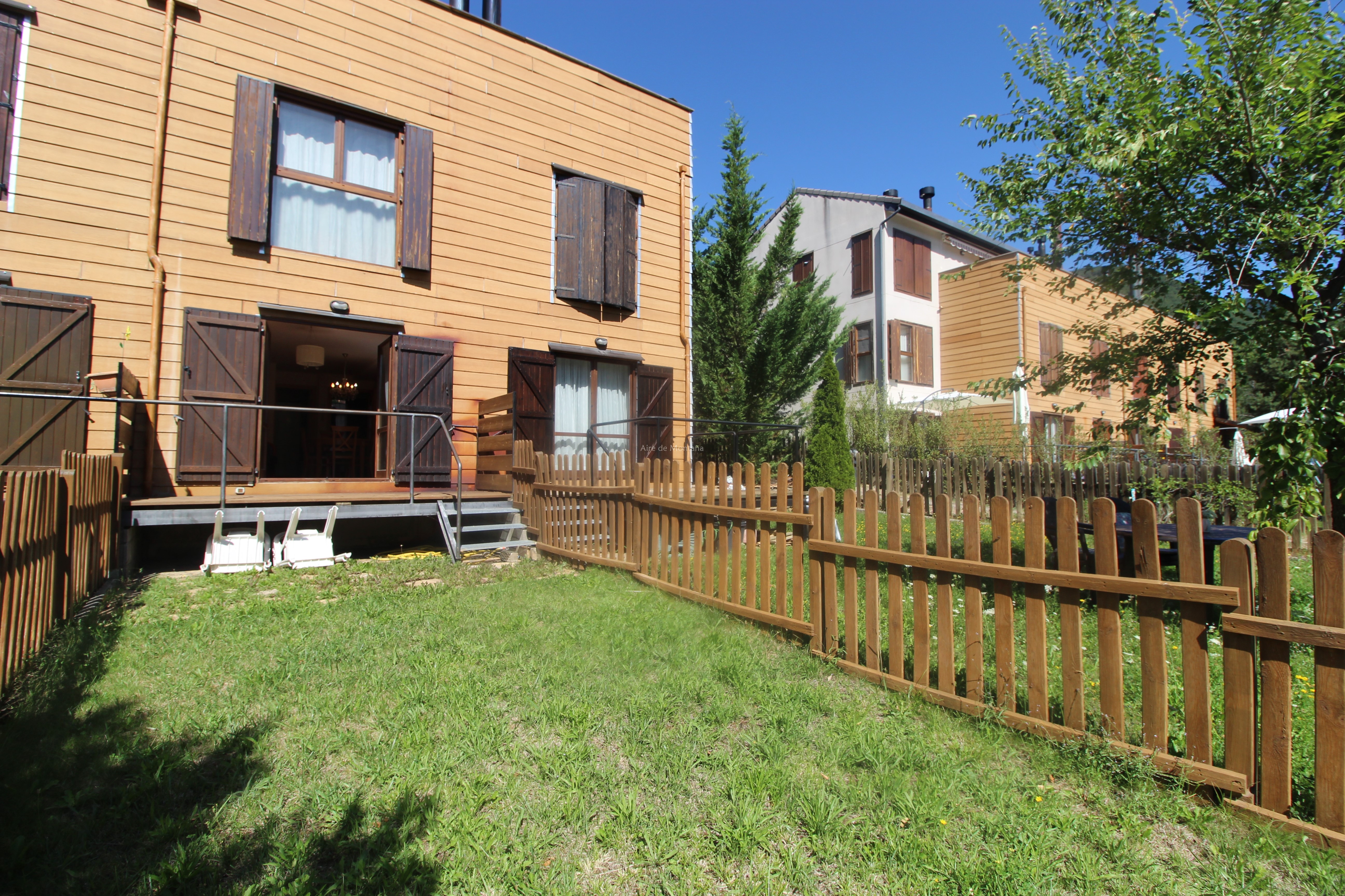 DUPLEX CON JARDÍN EN VILLANÚA Aire de Montaña DUPLEX CON JARDÍN EN VILLANÚA Aire de Montaña