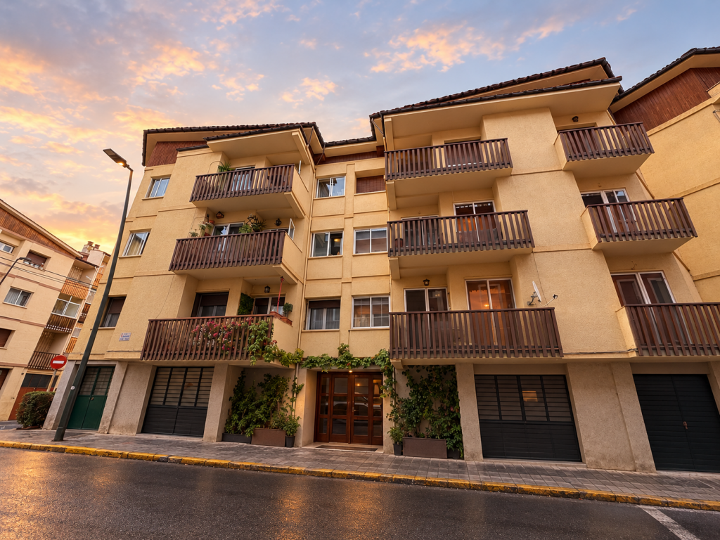 Fachada residencial al atardecer